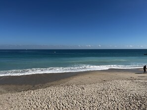 En la playa, camastros y toallas de playa 