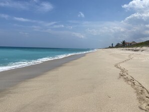 Rannalla, aurinkotuoleja, rantapyyhkeitä