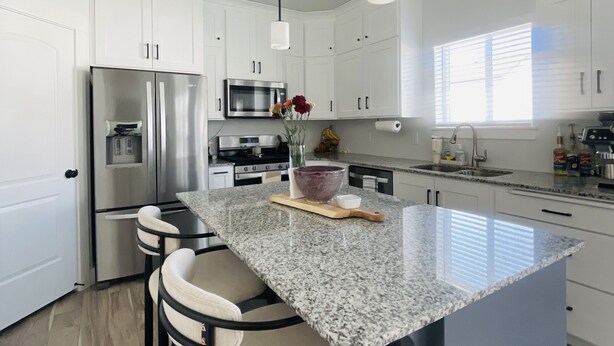 Coffee/tea maker, fridge, microwave, oven - Hot Tub - Cozy Retreat in Springville (Springville)