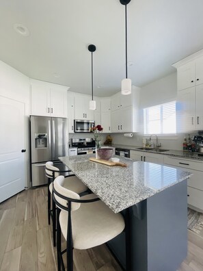 Réfrigérateur, four à micro-ondes, un four, surface de cuisson