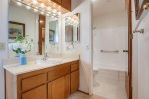 Douche, séchoir à cheveux, serviettes fournies, shampooing
