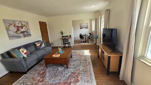 Living area - Cozy 1Bed/1Bath unit, Pets OK, Close to ProMedica, UT. (Toledo)