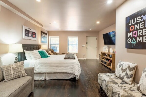 Strykjärn/strykbräda, resesäng, wi-fi och sängkläder