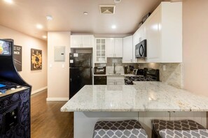 Kylskåp, mikrovågsugn, ugn och spishäll