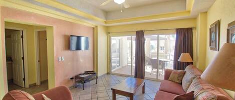 Téléviseur, table de baby-foot, table de ping-pong