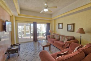 Una televisión, un futbolín, una mesa de tenis de mesa