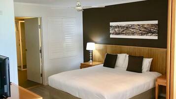 1 soverom, skrivebord, strykejern/-brett og reiseseng for barn