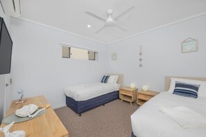 2 bedrooms, desk, iron/ironing board, WiFi