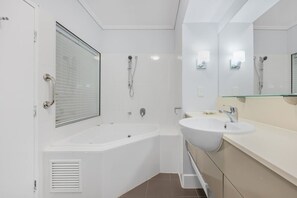 Hair dryer - Stunning Poolside Paradise - Amazing Design, Gym. (Urangan)