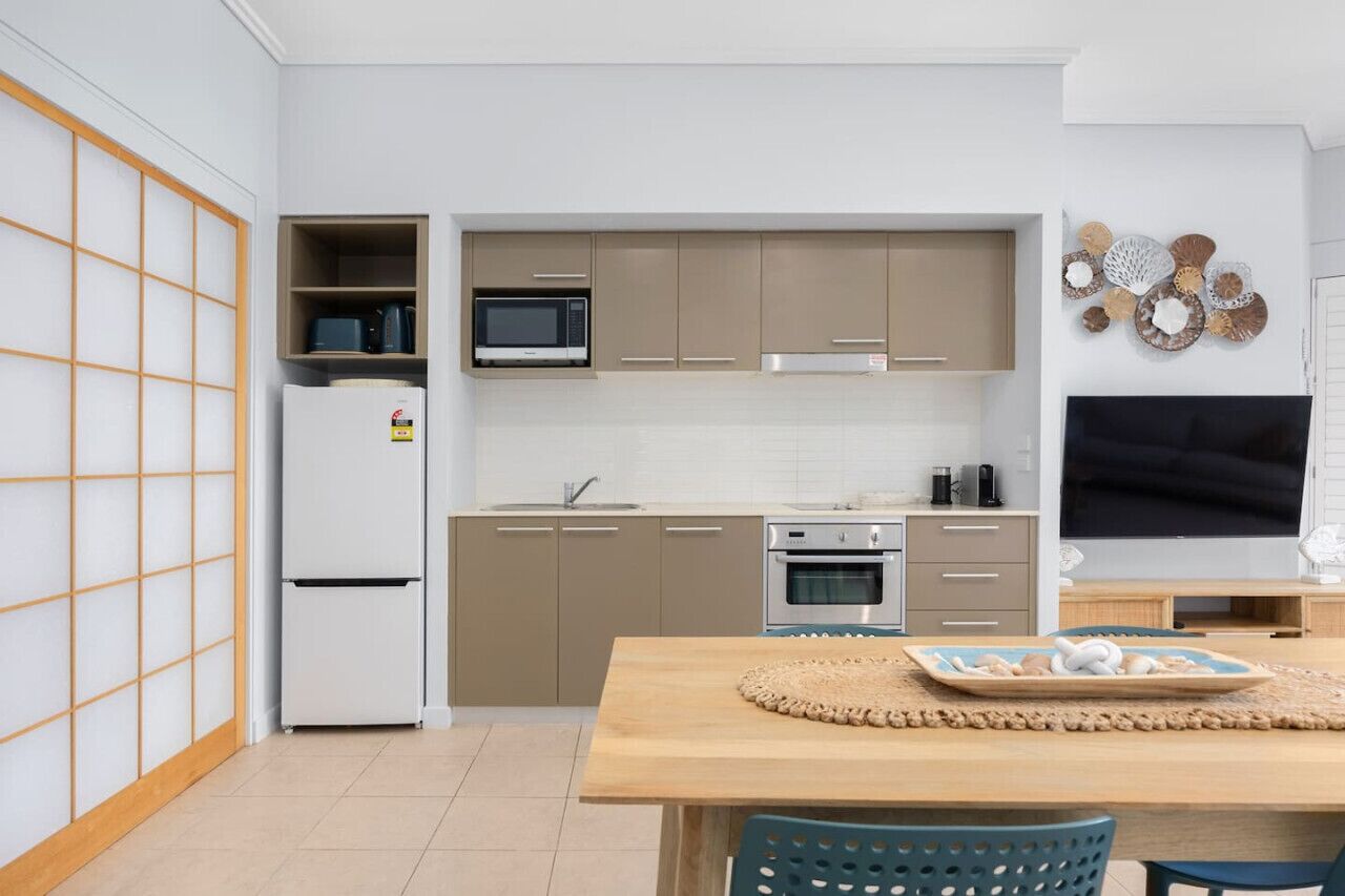 Kühlschrank, Mikrowelle, Ofen, Herdplatte