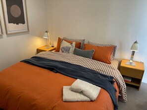 Tabla de planchar con plancha, wifi y ropa de cama 