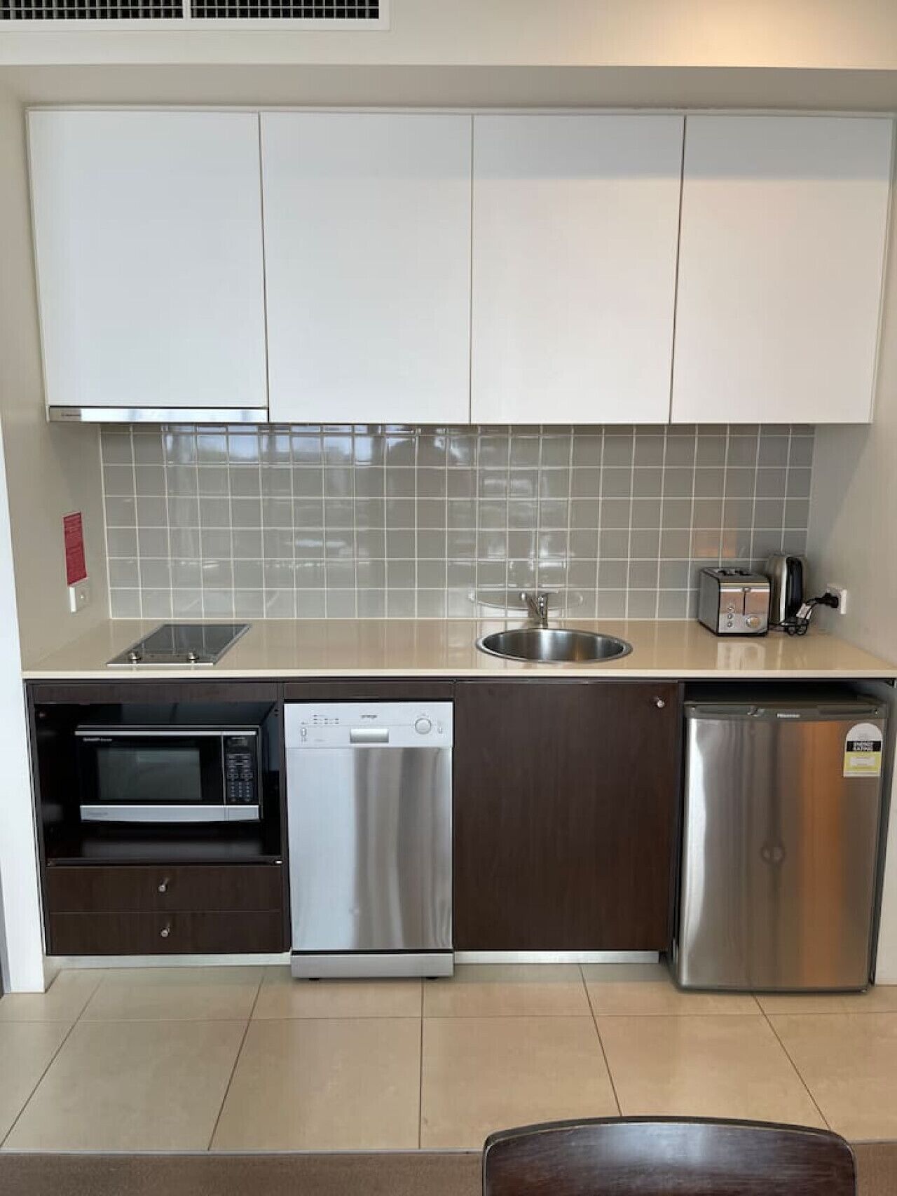 Kühlschrank, Mikrowelle, Geschirrspüler, Toaster