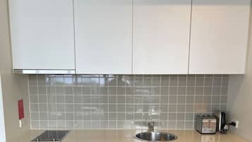 Réfrigérateur, micro-ondes, lave-vaisselle, grille-pain