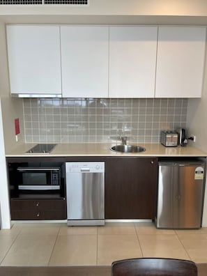 Kühlschrank, Mikrowelle, Geschirrspüler, Toaster
