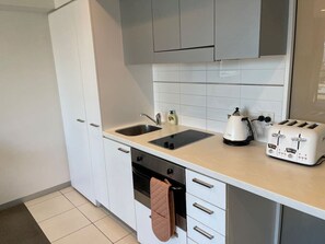 Réfrigérateur, un four, cafetière-théière, grille-pain