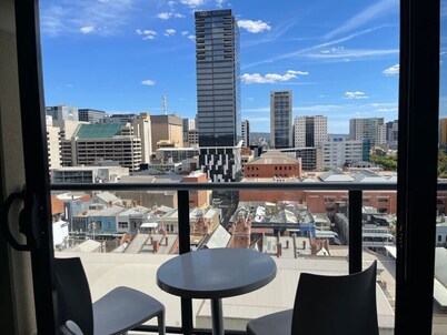 Amazing City Skyline Apartment - Pool, Gym, Sauna.