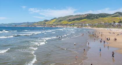 Ocean Paradise Awaits 2 Bed 1 Bath Walk to town and the beach, comfy outdoor area with firepit & bbq