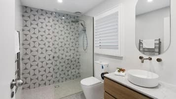 Designer-Toilettenartikel, Haartrockner, Handtücher, Seife