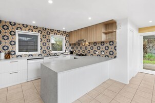 Deluxe House, 2 Bedrooms, Fireplace, Garden View | Private kitchen | Full-size fridge, microwave, oven, stovetop