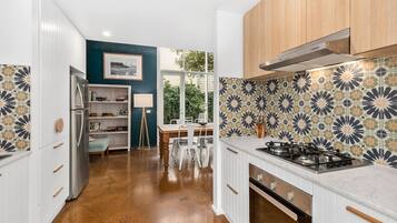 Deluxe Apartment, Fireplace, Garden View | Private kitchen | Full-sized fridge, microwave, oven, stovetop