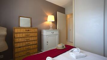 1 slaapkamer, een strijkplank/strijkijzer, beddengoed