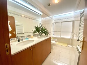 Dusj, hårføner, bidé og håndklær