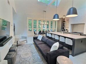 Smart TV, stereo - The Haven at Sawyer: Luxury Escape in SW Michigan near Warren Dunes (Sawyer)