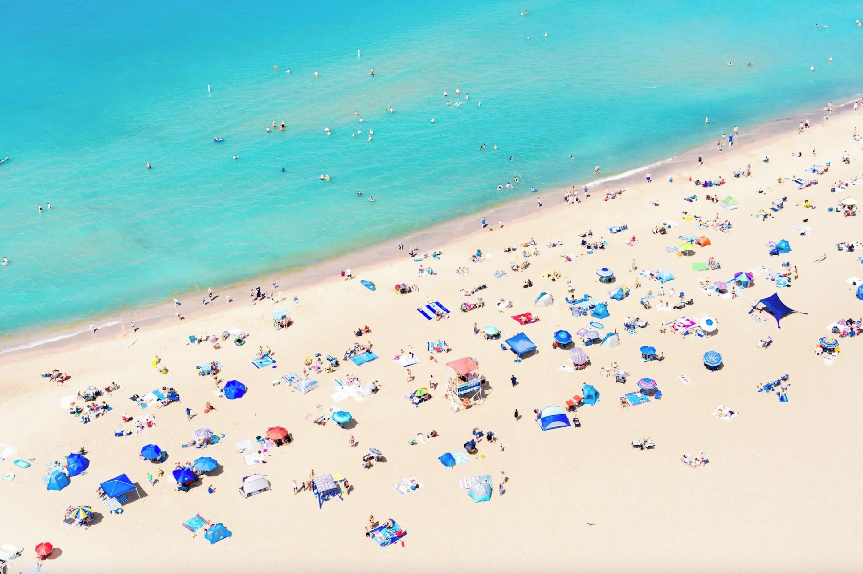 ビーチの近く、サンラウンジャー、ビーチタオル