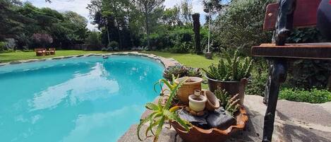 Hồ bơi ngoài trời phục vụ theo mùa