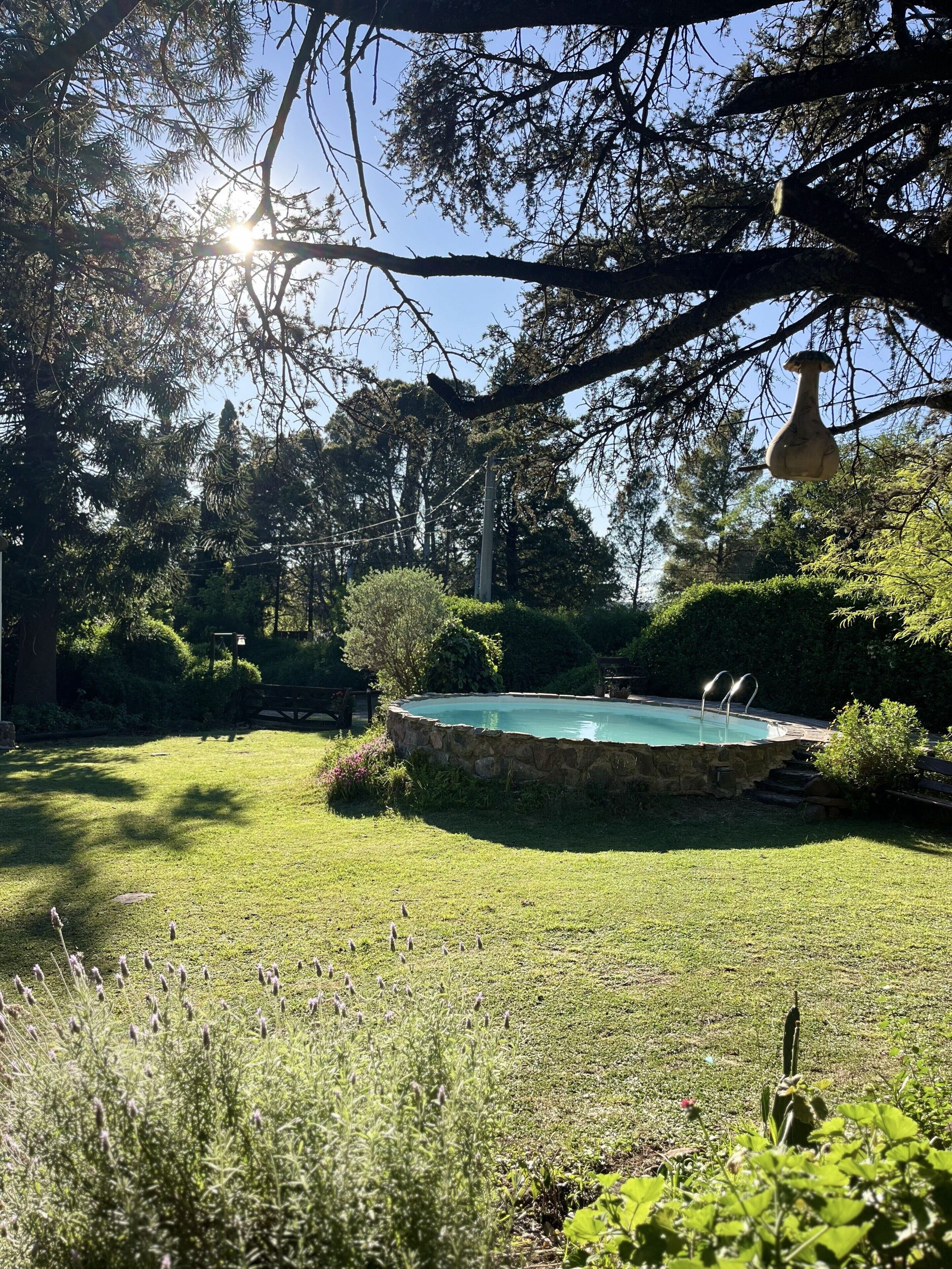 Una piscina al aire libre de temporada