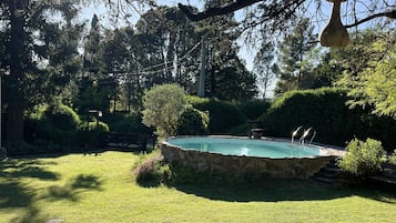 Una piscina al aire libre de temporada