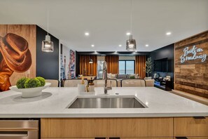 Dining - Boots on Broadway in Downtown Nash, Pool/Gym, Pool/Gym/Parking (Nashville)