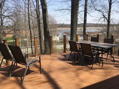 MCM Hilltop Hideaway with a River View. Near Saugatuck. Family & Pet Friendly!
