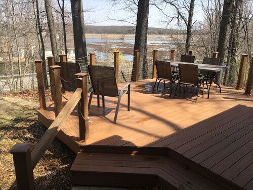 MCM Hilltop Hideaway with a River View. Near Saugatuck. Family & Pet Friendly!
