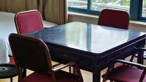 A hotel room with a bed, a table with chairs, a window with a view of greenery, and curtains. - Ketouan Hotel (Yangzhou Slender West Lake Branch) (Yangzhou)