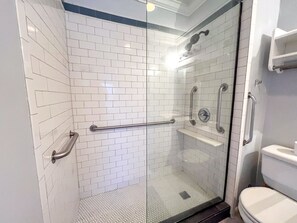 Douche, serviettes fournies, savon, shampooing