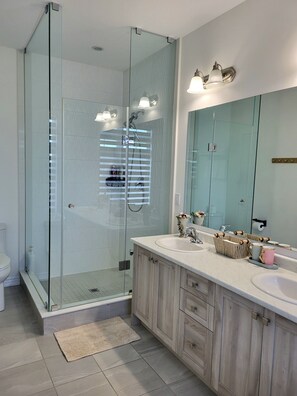 Douche, sèche-cheveux, serviettes fournies, savon