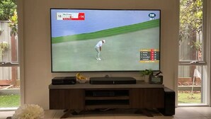 Un téléviseur diffusant un match de golf, le score étant de 18 à 14, McIlroy en tête.