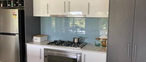 Refrigerador, microondas, horno y parrilla de estufa