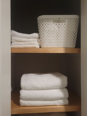 Towels, soap, shampoo, toilet paper - 29-day min stays, In-unit laundry, and reliable WiFi. Corporates stays welcome (Bel Aire)