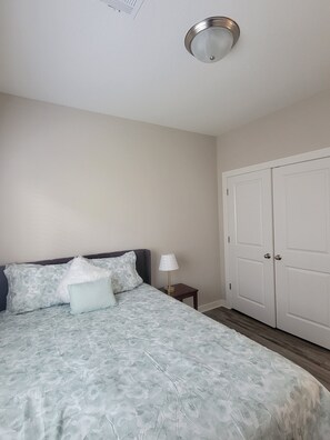 3 bedrooms, iron/ironing board, free WiFi, bed sheets - 29-day min stays, In-unit laundry, and reliable WiFi. Corporates stays welcome (Bel Aire)