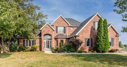 Luxury Home on 4th fairway of country club! Golf Getaway. Quality throughout.
