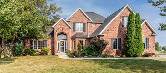 Luxury Home on 4th fairway of country club! Golf Getaway. Quality throughout.