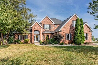 Luxury Home on 4th fairway of country club! Golf Getaway. Quality throughout.
