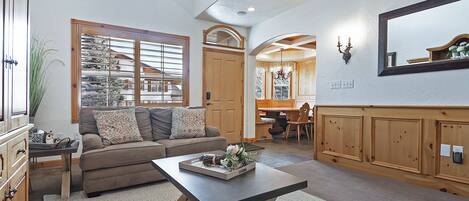 TV connectée, cheminée, espaces bureaux, imprimantes