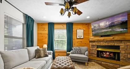 Mountain Clarity: Serene retreat sleeps 8 with brand new hot tub!