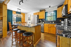 Fridge, microwave, oven, stovetop - Mountain Clarity: Serene retreat sleeps 8 with brand new hot tub! (Sevierville)