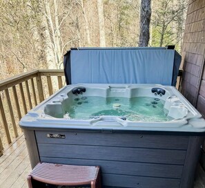 Outdoor spa tub - Mountain Clarity: Serene retreat sleeps 8 with brand new hot tub! (Sevierville)