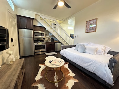 5BR Beautifully Restored Historic New Orleans Home-Privacy Gate & Screened Porch