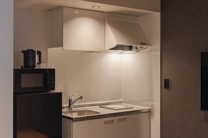Quarto triplo básico | Cozinha privada | Geladeira, micro-ondas, cooktop, talheres/pratos/utensílios de cozinha